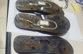 La zapatilla tenía una conexión que aparentaba ser un explosivo, según las autoridades.