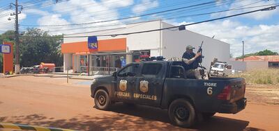 Un vehículo de las Fuerzas Especiales ronda por la zona del Banco Itaú en Katueté.