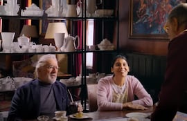 Robert De Niro, Majo Cabrera y Luis Brandoni (de espaldas) en una de las escenas que se pueden ver en el tráiler de "Nada".