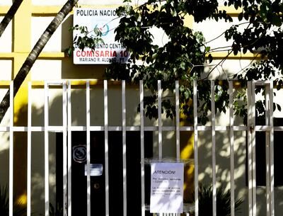 La Comisaría de Mariano Roque Alonso cerró sus puertas tras constatar que un oficial dio positivo al covid-19. La unidad tenía a trece personas recluidas en el calabozo.