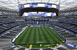El campo de césped completamente instalado se ve en el Estadio de Los Ángeles (renombrado temporalmente de Estadio SoFi) antes de la Copa Mundial de la FIFA 2026 en Los Ángeles.
