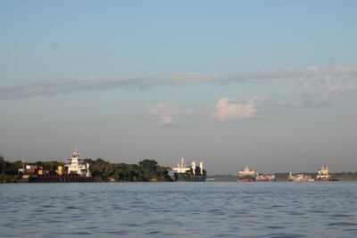 Decenas de embarcaciones se encuentran amarradas y fondeadas en el río Paraguay, aguardan que los puntos críticos sean liberados para seguir navegando a destino.