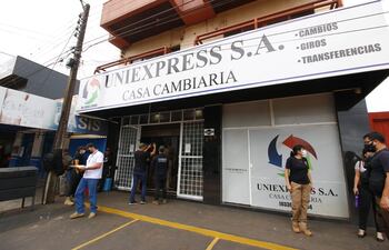 Una de las casas de cambio que fue intervenida en la operación.