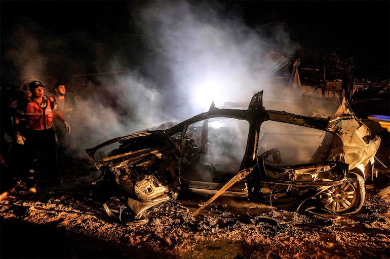 Un vehículo destruido durante un letal bombardeo israelí contra Jan Yunis, en el sur de la Franja de Gaza, ayer sábado.
