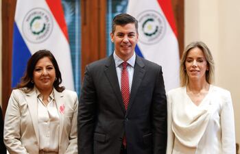De izquierda a derecha: la ministra de la Mujer de Paraguay, Alicia Pomata; el presidente de Paraguay, Santiago Peña, y la primera dama, Leticia Ocampos, durante el acto de juramento de la ministra de la Mujer este miércoles, en Asunción.