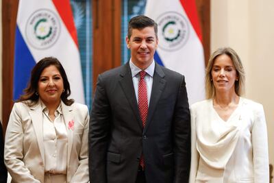 De izquierda a derecha: la ministra de la Mujer de Paraguay, Alicia Pomata; el presidente de Paraguay, Santiago Peña, y la primera dama, Leticia Ocampos, durante el acto de juramento de la ministra de la Mujer este miércoles, en Asunción.