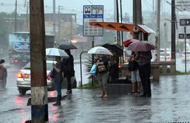 Reguladas del transporte en días de lluvia y frío. Archivo.