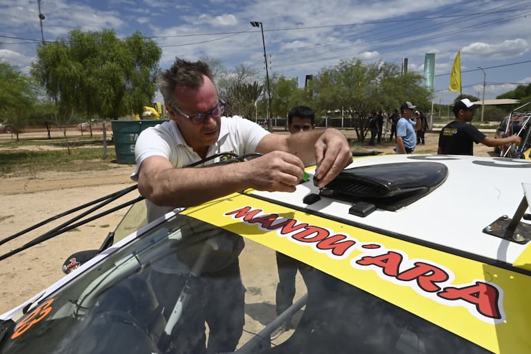 Los autos del Campeonato Nacional de Rally y las Camionetas realizan la instalación del GPS en la Terminal de Ómnibus de la ciudad de Mariscal Estigarribia, cabecera del Rally del Chaco 2026.
