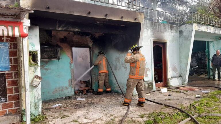 Los bomberos llegaron para controlar el fuego.