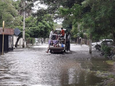 Evacuaciones de familias afectas por riada continúan en Ayolas.