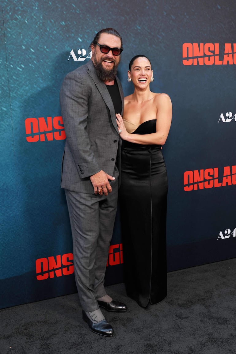 ¡Felices y enamorados! Jason Momoa y Adria Arjona en la premier de Onslaught. (Monica Schipper/Getty Images/AFP)