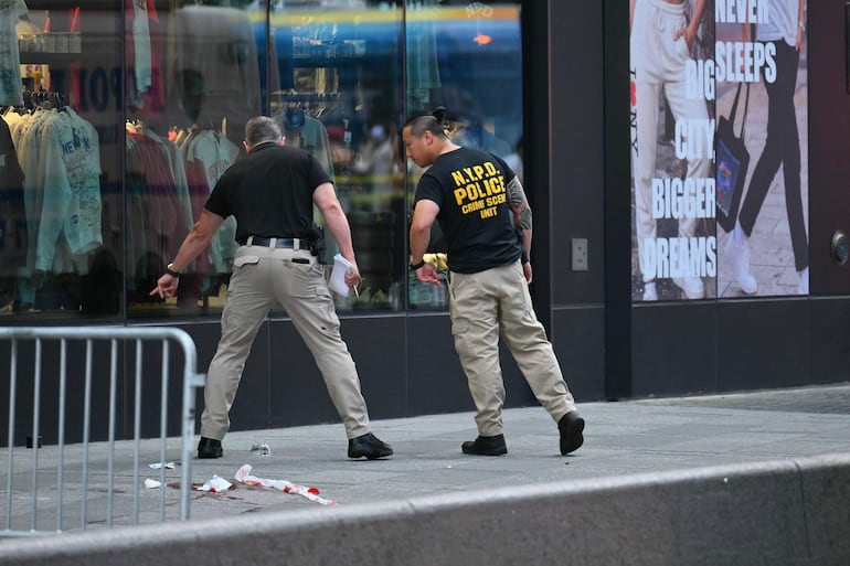 Agentes de la policía de Nueva York investigan el lugar donde un tiroteo en el que se vio involucrado un agente dejó un muerto cerca de Times Square, en Nueva York, el 31 de agosto de 2026. Según ABC7 Nueva York, una mujer apuñaló a dos personas antes de enfrentarse a la policía. (AFP)