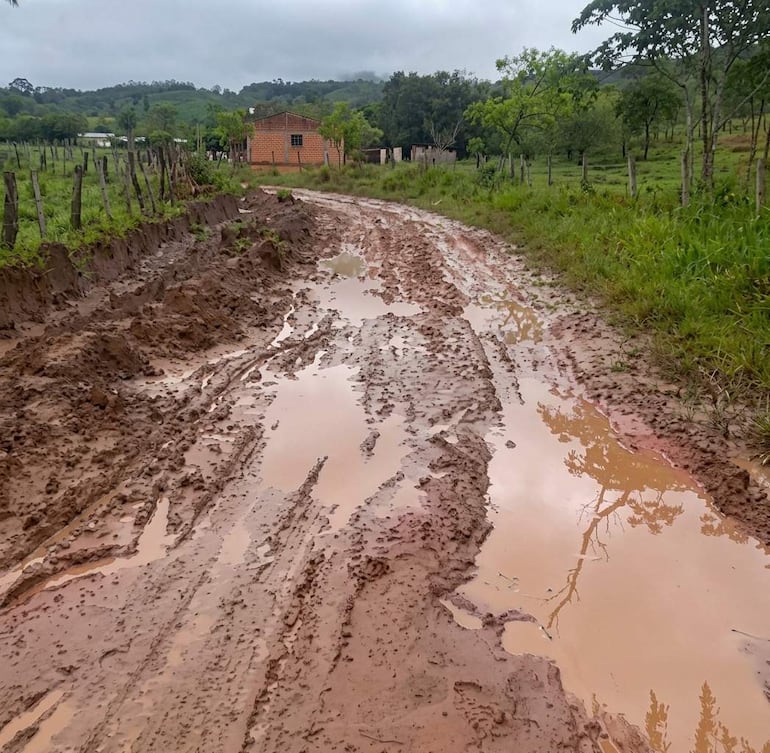 El camino a la compañía Ñu'apu'amí de Mbuyapey está intransitable.