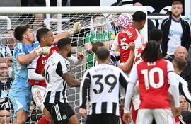 Por encima de todos, Gabriel Magalhaes anota de cabeza para Arsenal.