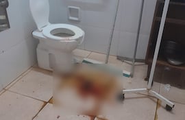 Rastro biológico en el piso del baño luego de que la mujer diera a luz en el lugar.