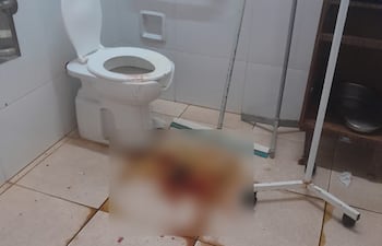 Rastro biológico en el piso del baño luego de que la mujer diera a luz en el lugar.