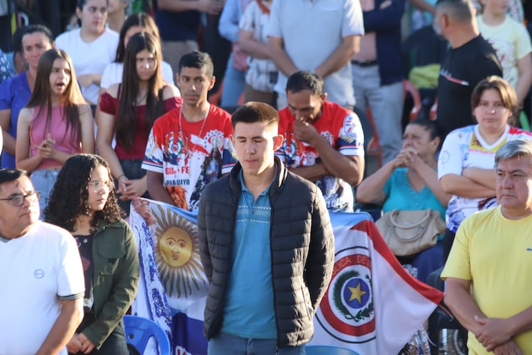 Importante concurrencia de fieles en la explanada de la basilica de Caacupé.