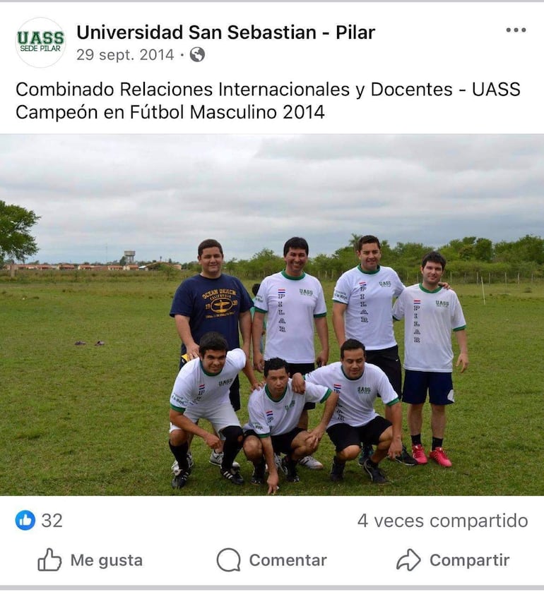 Hombres en camisetas blancas y verdes sonríen en campo de césped, celebrando el campeonato de fútbol masculino de 2014.  Allí aparece el actual vicepresidente Pedro Alliana, como estudiante universitario