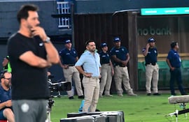 El paraguayo Felipe Giménez (d), entrenador de Nacional, en el partido frente a Nacional por la fecha 15 del torneo Apertura 2026 de la Primera División de Paraguay en el estadio Defensores del Chaco, en Asunción, Paraguay.
