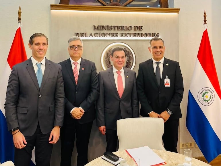El ministro de Industria, Marco Riquelme; el titular de la ANDE, Miguel Báez; el canciller nacional Rubén Ramírez y el director técnico de Itaipú, Hugo Zárate, reunidos en la sede del MRE.