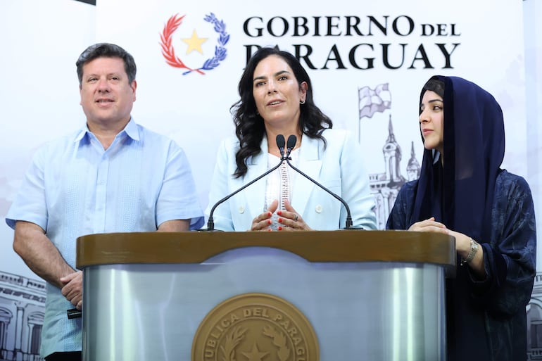  La ministra de Obras Públicas y Comunicación de Paraguay, Claudia Centurión (c), habla junto a la ministra de Estado para la Cooperación Internacional de los Emiratos Árabes Unidos, Reem Al Hashimy (d), y el ministro de Industria y Comercio de Paraguay, Javier Giménez, este miércoles en Asunción (Paraguay). 