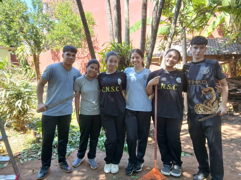 La promoción denominada “SUANHET”, integrada por 31 estudiantes, realizó trabajos de limpieza, ordenamiento del patio y mejoras en el entorno de la vivienda de Ña Felicita