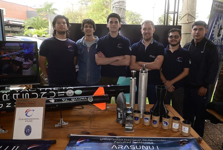 Los chicos del Club Aeroespacial FPUNA; Arturo Malfitano, Marcos Álvarez, Marcos González, Adolfo Jara, Alberto Medina y Ever Núñez.