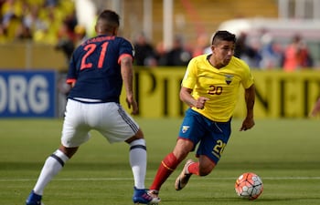 El defensor de Ecuador, Mario Pineida (centro), disputa el balón con el mediocampista de Colombia, Edwin Cardona (izquierda), durante su partido de eliminatorias para la Copa Mundial de la FIFA 2018 en Quito, el 28 de marzo de 2017. El futbolista ecuatoriano Mario Pineida fue asesinado en un ataque en la ciudad portuaria de Guayaquil.
