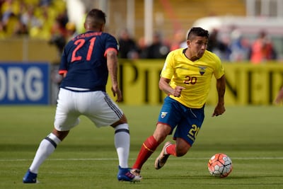 El defensor de Ecuador, Mario Pineida (centro), disputa el balón con el mediocampista de Colombia, Edwin Cardona (izquierda), durante su partido de eliminatorias para la Copa Mundial de la FIFA 2018 en Quito, el 28 de marzo de 2017. El futbolista ecuatoriano Mario Pineida fue asesinado en un ataque en la ciudad portuaria de Guayaquil.
