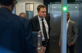 Elon Musk llega al tribunal federal mientras comienzan los alegatos iniciales en el juicio por su demanda contra OpenAI en Oakland, California, el 28 de abril de 2026.