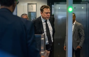 Elon Musk llega al tribunal federal mientras comienzan los alegatos iniciales en el juicio por su demanda contra OpenAI en Oakland, California, el 28 de abril de 2026.