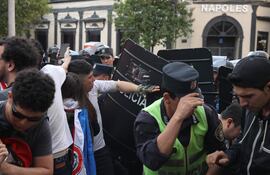 Manifestantes y policías en la manifestación "28S".
