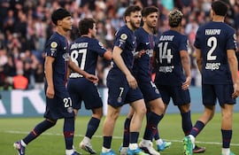 El delantero georgiano del Paris Saint-Germain, Khvicha Kvaratskhelia (#07) (centro-izq.), celebra tras anotar el tercer gol de su equipo durante el partido de fútbol de la Ligue 1 francesa entre el Paris Saint-Germain (PSG) y el FC Nantes, en el estadio Parc des Princes en París.