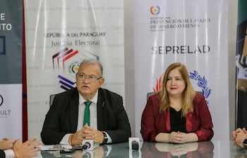 El presidente del TSJE, Jorge Bogarín y la titular de la Seprelad, Liliana Alcaraz, durante el seguimiento de un convenio entre ambos entes en 2023.