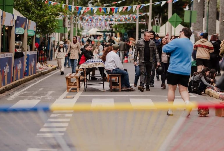 Grupo de cuatro personas en una mesa, con un hombre de pie sosteniendo un casco, decoraciones festivas alrededor.