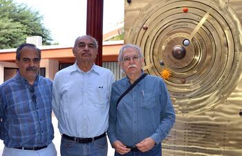Los investigadores de la Universidad de Sonora, Ezequiel Rodríguez (izquierda), Julio Saucedo (centro) y Raúl Pérez (derecha), posan a lado de la recreación del 'mecanismo de Anticitera' en el municipio de Hermosillo en Sonora (México). Científicos y maestros de la Universidad de Sonora, noroeste de México, recrearon el "mecanismo de Anticitera", la computadora mecánica más antigua de la humanidad que permaneció más de 2.000 años bajo el mar, la cual permite predecir eclipses, calcular posiciones astronómicas y registrar los días del año con precisión.