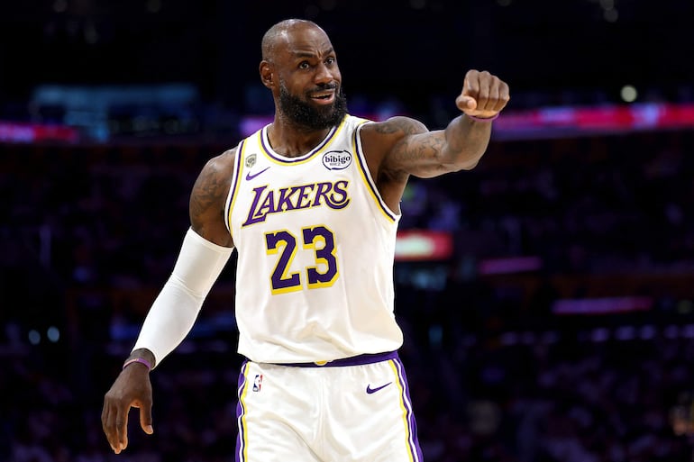 LeBron James, jugador de Los Angeles Lakers, durante el partido frente a Oklahoma City Thunder por el cuarto partido de la serie de de semifinales de la Conferencia Oeste de la NBA en el Crypto.Com Arena, en Los Angeles, California, Estados Unidos.