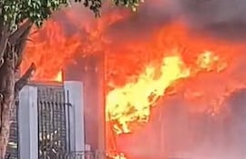 El incendio afectó por completo a la empresa de pinturas, ubicada a pocos metros de la ruta PY06.