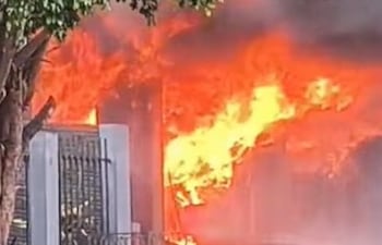 El incendio afectó por completo a la empresa de pinturas, ubicada a pocos metros de la ruta PY06.