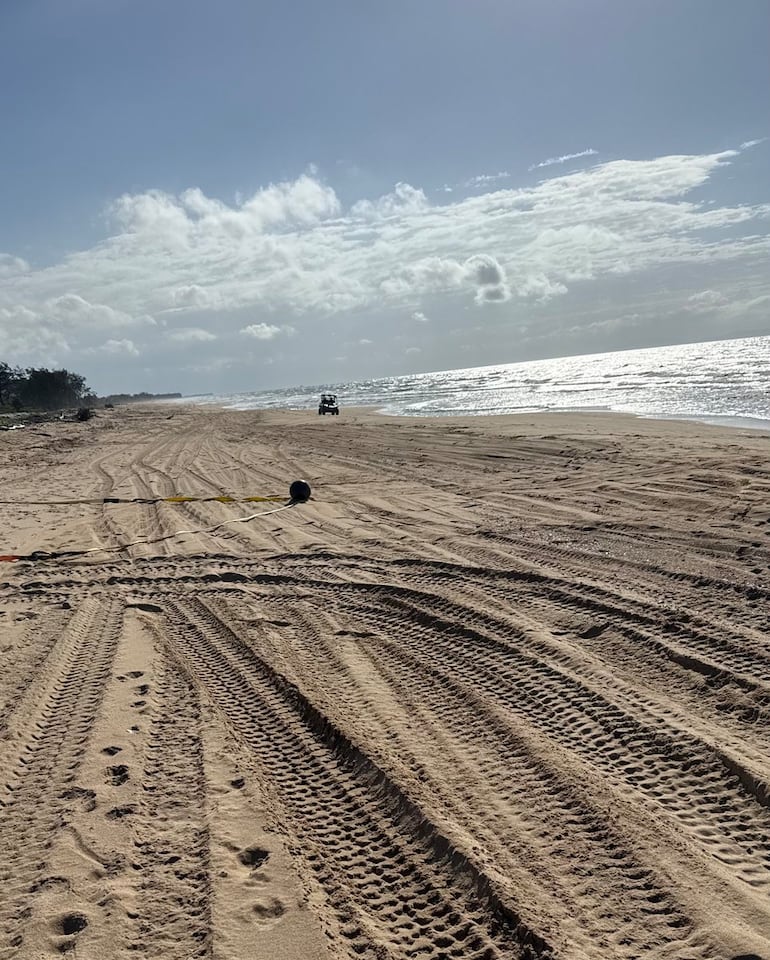 Queensland: seis esferas de titanio obligan a evacuar una playa por riesgo químico