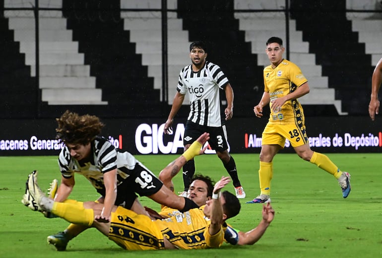 Libertad y Trinidense igualan 1-1 en una jornada marcada por la lluvia