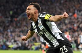 NEWCASTLE (United Kingdom), 05/02/2025.- Jacob Murphy of Newcastle celebrates after scoring the opening goal during the EFL Cup semi-final 2nd leg match between Newcastle United and Arsenal FC, in Newcastle, Britain, 05 February 2025. (Reino Unido) EFE/EPA/ADAM VAUGHAN