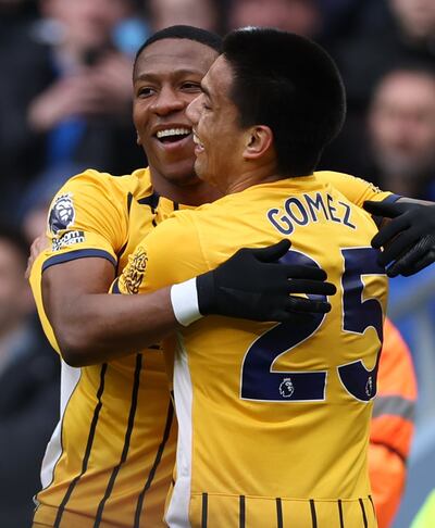 Diego Alexander Gómez (21 años) congratula al ecuatoriano Pervis Estupiñán (27) por su gol.