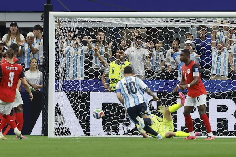 El delantero de Argentina Leo Messi marca gol ante Austria en el partido del Mundial 2026 entre Argentina y Austria, este lunes en Arlington, Texas.