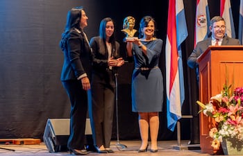 La rectora de Unibe, la Dra. Sanie Romero de Velázquez recibió el reconocimiento por el centenario de Doña Nidia Sanabria.