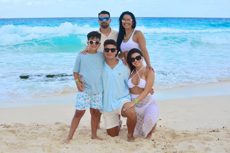 Gloria Vera y Julio Cáceres con sus mayores tesoros: Kevin, Thiago y Carmen. Juntos están pasando días mágicos en Cancún. (Gentileza)