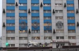 Personas caminan por una calle con adornos navideños y de Año Nuevo durante un día nublado de invierno en Moscú. Rusia derribó 67 drones ucranianos sobre once de sus regiones, incluida la de Moscú.