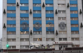 Personas caminan por una calle con adornos navideños y de Año Nuevo durante un día nublado de invierno en Moscú. Rusia derribó 67 drones ucranianos sobre once de sus regiones, incluida la de Moscú.