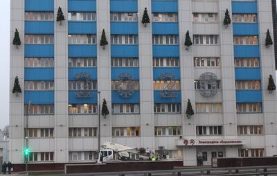 Personas caminan por una calle con adornos navideños y de Año Nuevo durante un día nublado de invierno en Moscú. Rusia derribó 67 drones ucranianos sobre once de sus regiones, incluida la de Moscú.