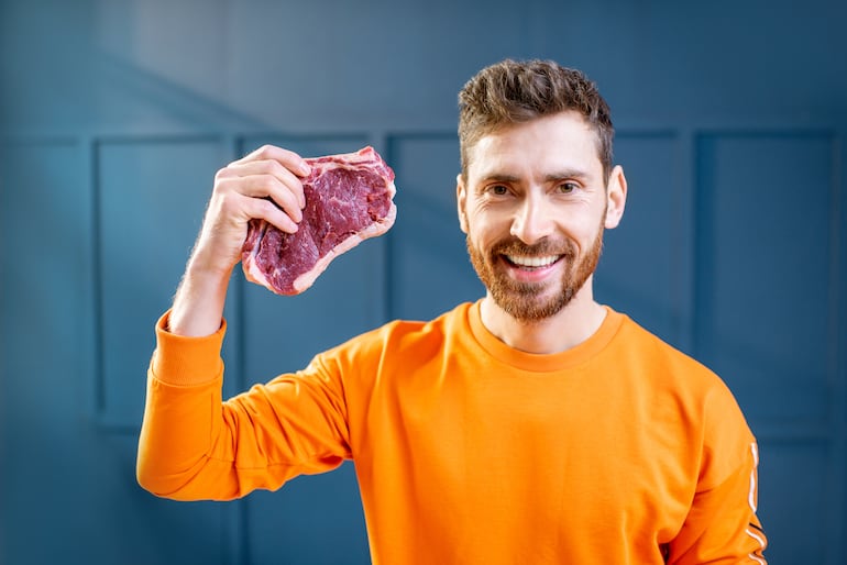 El avance de dietas centradas en carne, vísceras y leche cruda combina rechazo a los ultraprocesados, experiencias personales de enfermedad y desconfianza hacia las instituciones.